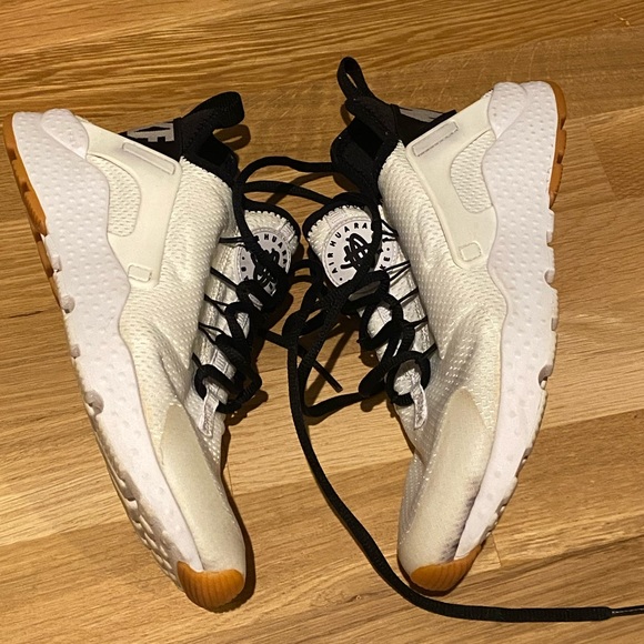 Nike Shoes - nike air huarache